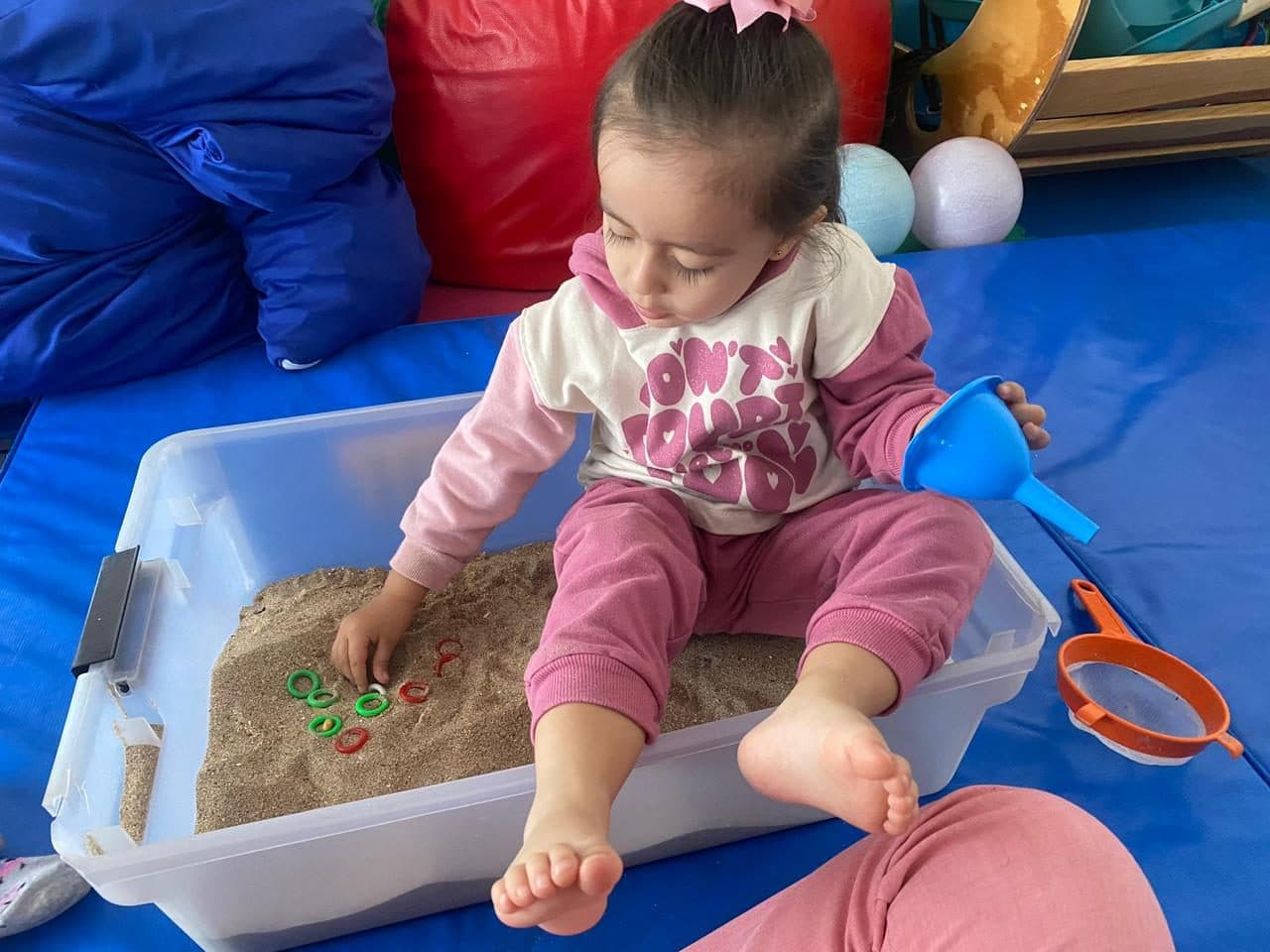 Juego sensorial con caja de arena